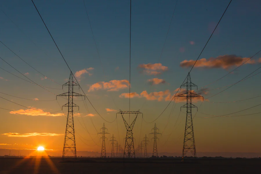 Inversión requerida en el sector eléctrico de 132 mil millones de pesos anuales: ICC - QUÉ BANCO